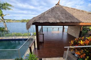 5BR Waterfront Haven - Deck Garden & Sunlit Bedrooms - Holiday Home - 0