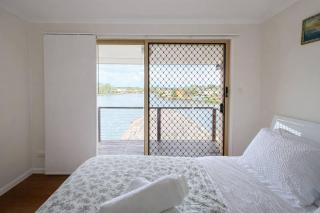 5BR Waterfront Haven - Deck Garden & Sunlit Bedrooms - Holiday Home - 7