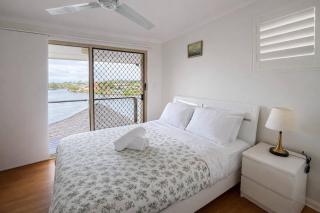 5BR Waterfront Haven - Deck Garden & Sunlit Bedrooms - Holiday Home - 1