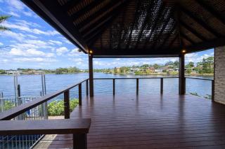 5BR Waterfront Haven - Deck Garden & Sunlit Bedrooms - Holiday Home - 3