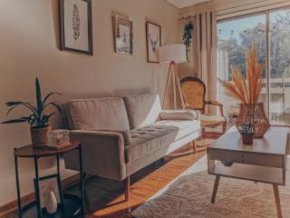 Hermoso Departamento Central en Concepción - hasta 4 camas - 2 Dormitorios - 1 Baño - 1 Estacionamiento - Mejor Evaluado en Chile 2023-2025 - Incluye Consola de Juegos Retro - Te ayudo con panoramas - 8