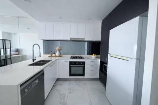 Skyline & Sunshine - 3BR Waterfront Apt in Biggera - 3