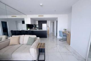 Skyline & Sunshine - 3BR Waterfront Apt in Biggera - Gold Coast - 1