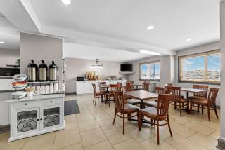 Travelodge Suites by Wyndham Regina - Eastgate Bay - 1