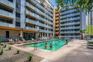 Alluring 2BD - DT - Gym, Pool, Parking - Sleeps 8 - 2