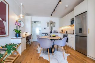 Superb-Rated Luxury Sea Point Apartment 200m to Ocean Promenade & Tidal Pool - 4