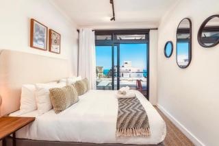 Superb-Rated Luxury Sea Point Apartment 200m to Ocean Promenade & Tidal Pool - 9
