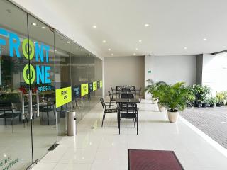 Front One Hotel Gresik - 8