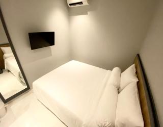 Front One Hotel Gresik - 4