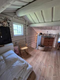 Rustik flygel med loft nära skog & badsjö - Nora - 8