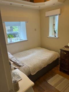 Small charming single bedroom in a Victorian House from 1885 - 4