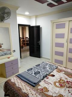شقه دور ثانى 3 غرف نوم مكيفه قريه بدر ك 82 - 8