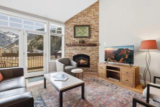 Slopeside Paradise Penthouse at Lift 7, Views, Fireplace, Deck, Hot Tub condo - 4