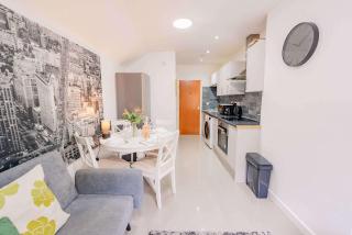 Town Centre Gem Bright and Spacious 3-Bed - 4
