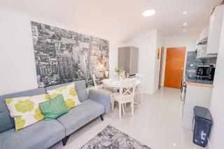 Town Centre Gem Bright and Spacious 3-Bed - 3