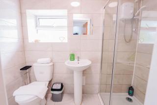 Town Centre Gem Bright and Spacious 3-Bed - 2