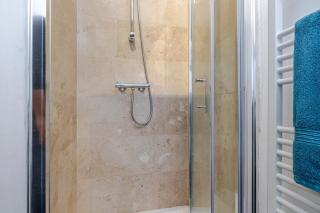 Spacious 2 Bedroom Apt with Balcony - 1