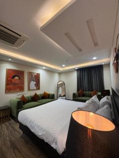 Maison Noir 2-bedroom Designer apartment Gold crest - 2