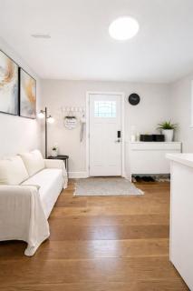 Bright Private 1BR Suite with Separate Entrance - 0