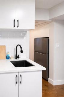 Bright Private 1BR Suite with Separate Entrance - 5