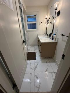 Downtown Vancouver Cozy Homestay - Near SkyTrain, BC Place & Free Parking - 1