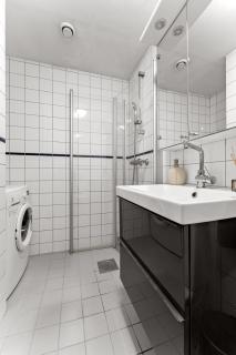 Cozy Retreat Near City Centre With Balcony - 9