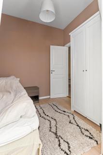 Cozy Retreat Near City Centre With Balcony - 5