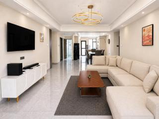 Designer 3BR Kilimani, Heated Pool, Gym and Garden Balcony - 0