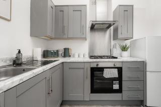 Spacious House Near Anfield-Sleeps 7- Parking - 6