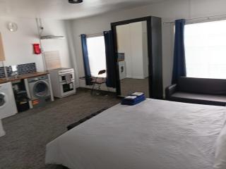 Cozy Studio in Oldbury with Extra Beds - 6