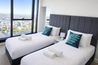Premium CBD Skytower Stay Sleeps 5 - 6