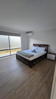 Spacious Hilbert Home with large bedrooms modern kitchen reverse cycle air conditioning in every room - 8