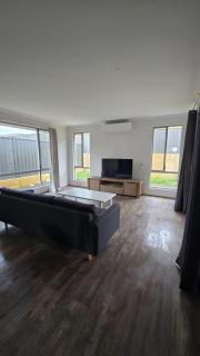 Spacious Hilbert Home with large bedrooms modern kitchen reverse cycle air conditioning in every room - 2