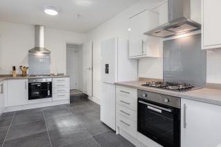 Spacious 5-Bed House Sleeps 10 - 2 Bathrooms - Parking - Near Anfield - 3