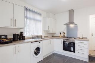 Spacious 5-Bed House Sleeps 10 - 2 Bathrooms - Parking - Near Anfield - 9
