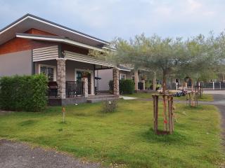 บ้านน้ำผึ้งโฮมสเตย์ Pool & Garden - 4