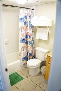 Waikiki condo 2 bedroom FREE parking 4beds - 7