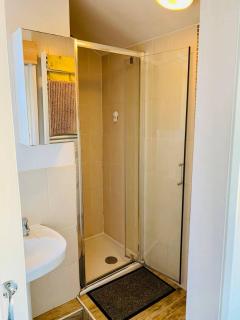 Bright 2-Bed Apartment with office in Newcastle - 5