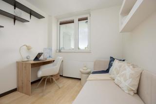 Spacious Family Apartment Near the Subway in Warsaw by Noclegi Renters - 8
