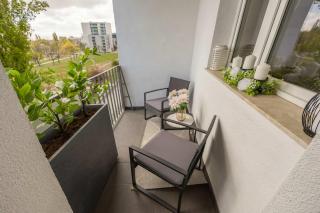 Spacious Family Apartment Near the Subway in Warsaw by Noclegi Renters - 1