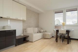 Spacious Family Apartment Near the Subway in Warsaw by Noclegi Renters - 6