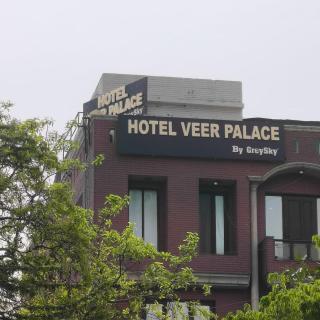 HOTEL VEER PALACE By GREYSKY NEAR AIIMS DELHI - 1