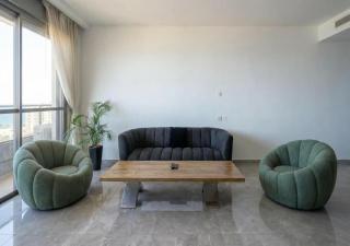 Bright 3BR w Large Terrace & Sea View l Mamad - 5