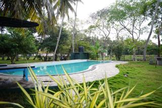 Lake Edge Resort - 8
