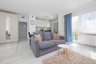Cozy Apartment with Workspace and Close to Metro by Noclegi Renters - 0