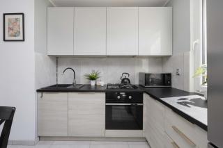 Cozy Apartment with Workspace and Close to Metro by Noclegi Renters - 8