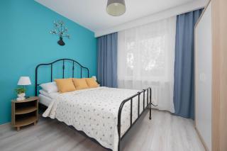 Cozy Apartment with Workspace and Close to Metro by Noclegi Renters - 9