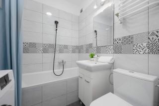 Cozy Apartment with Workspace and Close to Metro by Noclegi Renters - 6