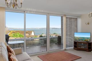Baywatch Sea View Retreat - 6