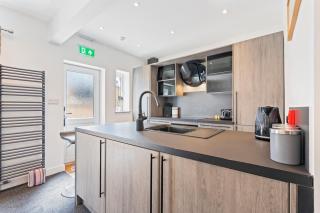 Spacious 5BR House in Staveley Wi-fi Sleeps 10 - 2
